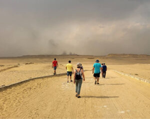 Grupo caminanado Sakkara