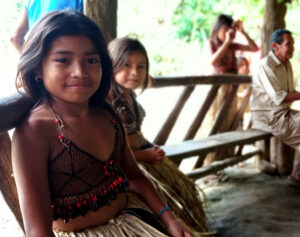 Niñas tribu ecuador