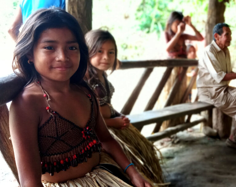 Niñas tribu ecuador