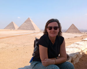con las Pirámides al fondo